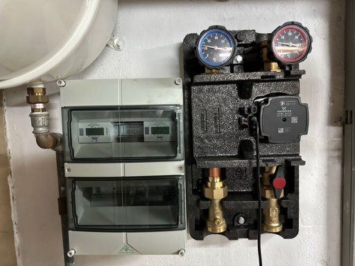 energiezahler und pumpengruppe leer